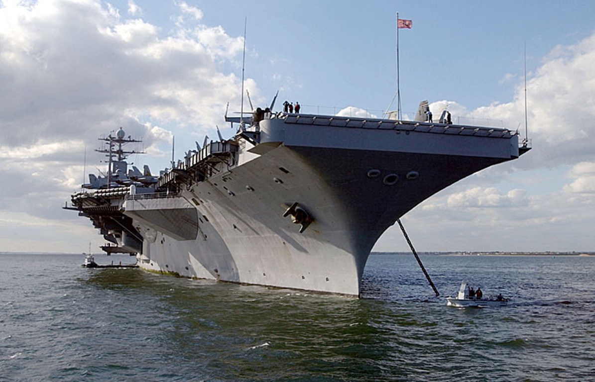 Vista frontal del portaaviones USS “Harry S. Truman”